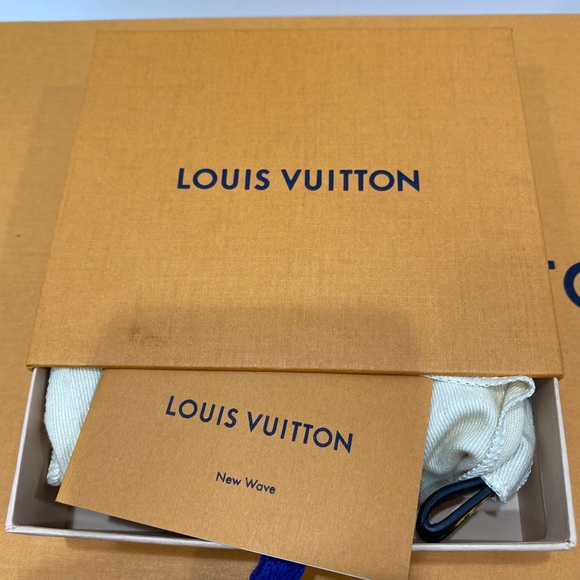 LOUIS VUITTON
Black Leather New Wave Compact Wallet - Picture 11 of 14